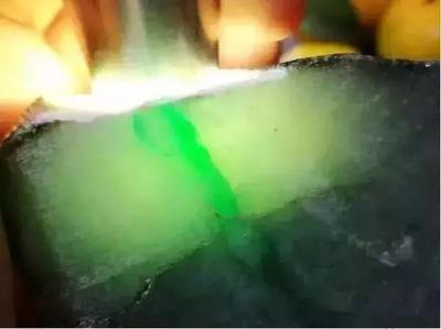 一線生機(jī)價(jià)連城 2萬(wàn)元原石憑色帶逆襲，開料全程驚心動(dòng)魄